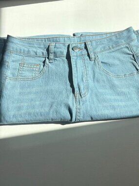 🩵 Beautiful Light Wash Straight Leg Jeans 🩵  !! MSRP of $50!!